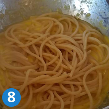carbonara-mescolare-pasta-uovo carbonara sbattere uova e pecorino